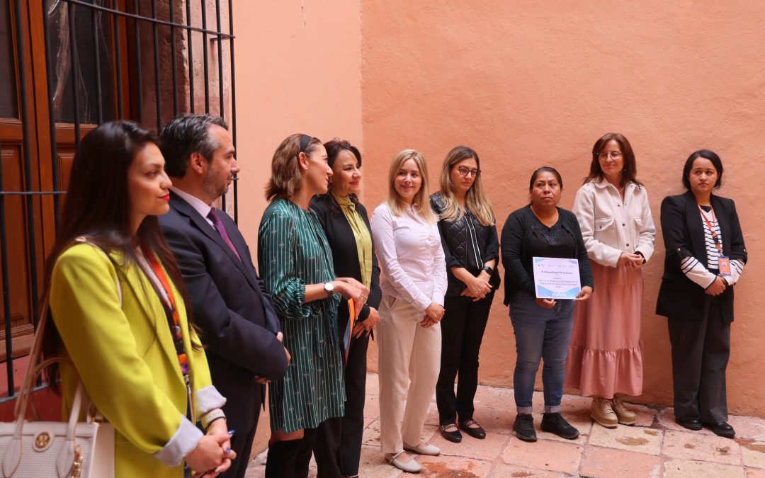 Reciben artesanas y artesanos reconocimiento proveniente de la Pasarela de Corazón Bordado 2025