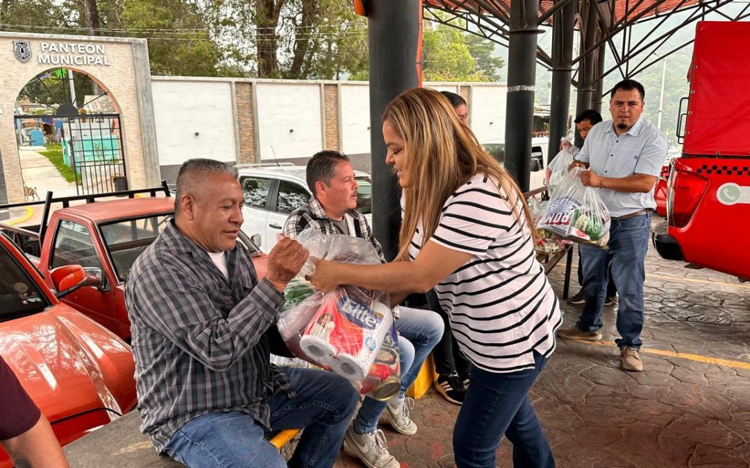 Lupita Ramírez Plaza realiza entrega de despensas a taxistas de la cabecera municipal