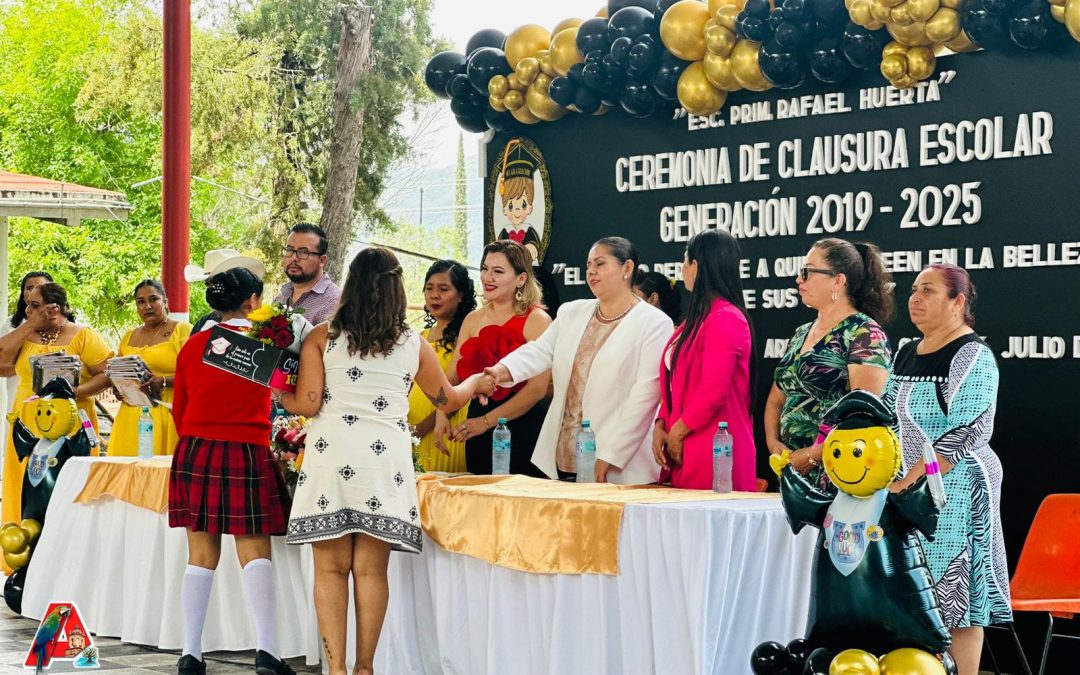Se lleva a cabo la ceremonia de graduación en la primaria Rafael Huerta de Arroyo Seco