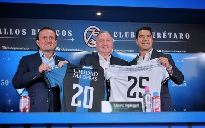 Felifer Macías da la bienvenida a Mark Spiegel, nuevo propietario de Gallos Blancos
