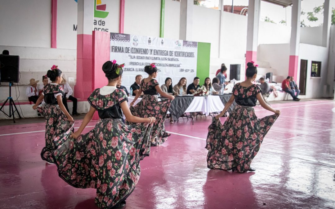 Landa de Matamoros avanza en educación para adultos: histórica entrega de certificados por parte del INEA