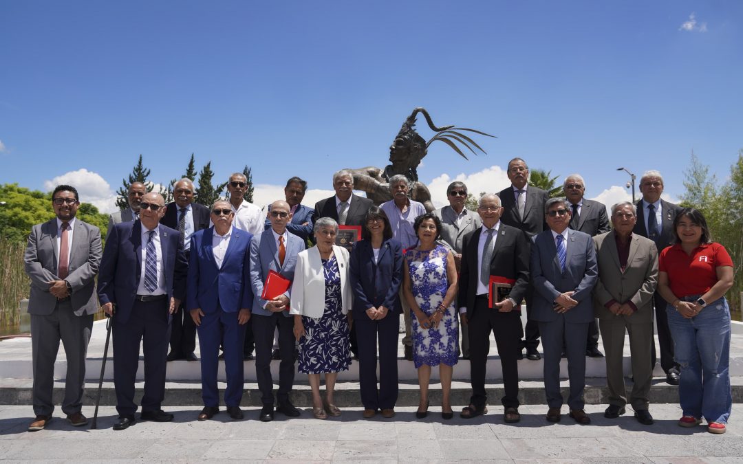Celebra UAQ 50 años del primer egreso   de Ingeniería Civil