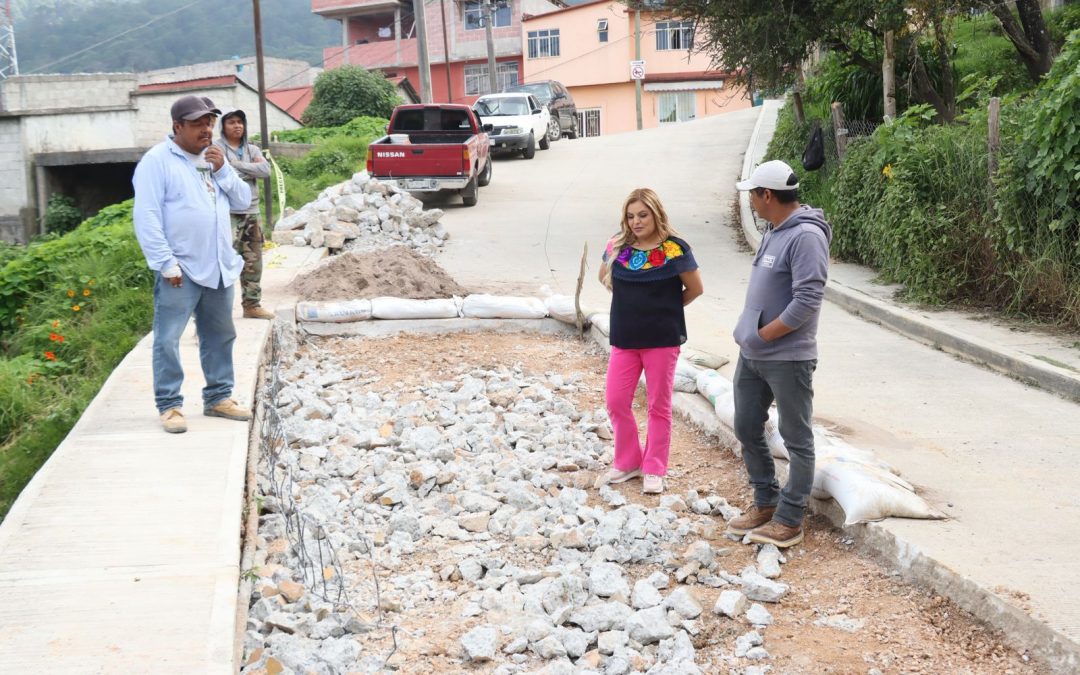 Lupita Ramírez Plaza, supervisó los trabajos de rehabilitación en la entrada principal hacia el Barrio La Loma, en la cabecera municipal