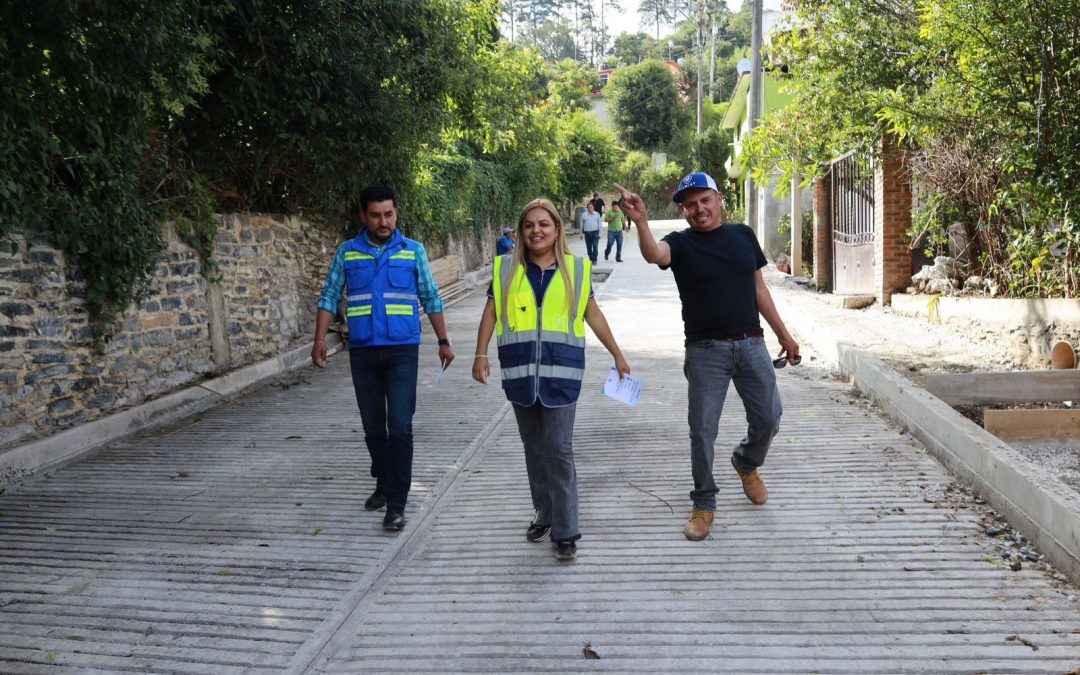 Lupita Ramírez Plaza supervisa obra de modernización de camino en San Pedro Escanela