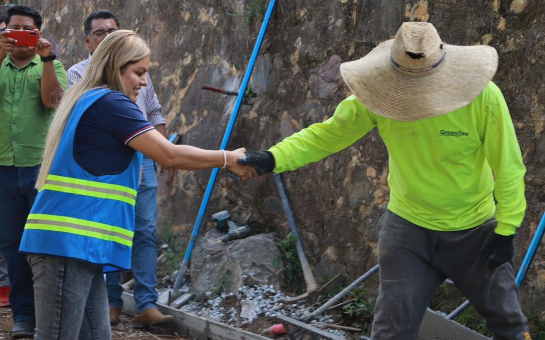 Lupita Ramírez Plaza supervisa obra de construcción de una rampa con concreto hidráulico en el camino a Ranchito