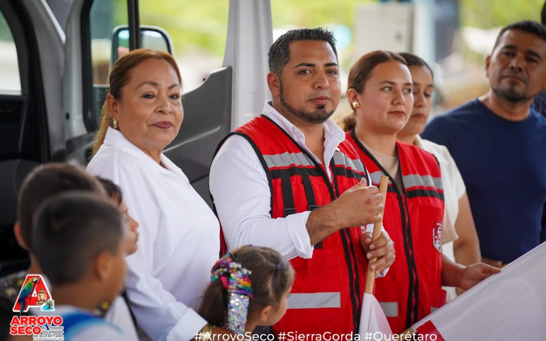 Fernando Sánchez Gil entrega vehiculo para transporte escolar en Santa María de los Cocos