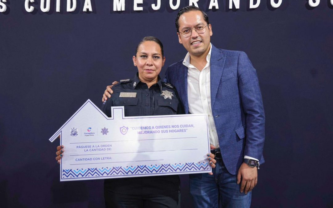 Chepe Guerrero entrega incentivos económicos para la vivienda de policías de Corregidora