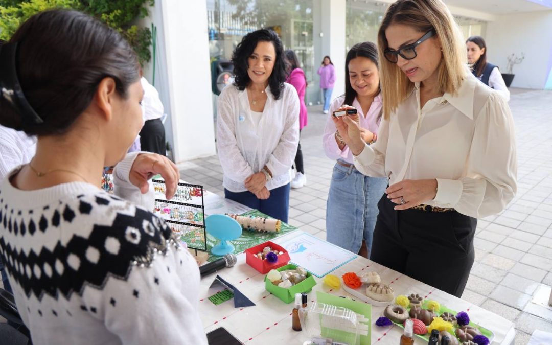 Inaugura Car Herrera el Mercadito de Emprendedoras 2025