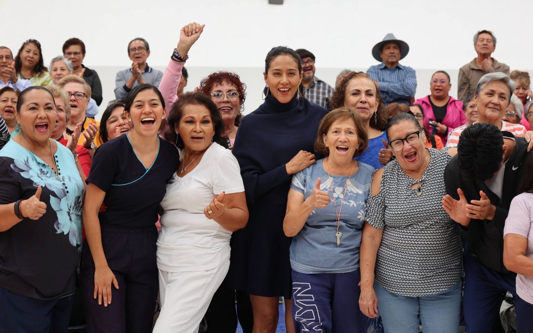 Iridia Salazar entrega material deportivo a adultos mayores