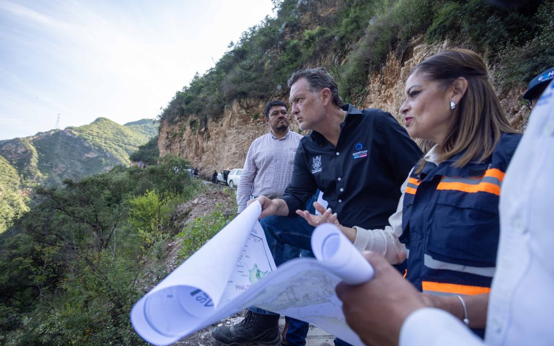 Supervisa Gobernador liberación de carretera afectada por deslave en San Joaquín