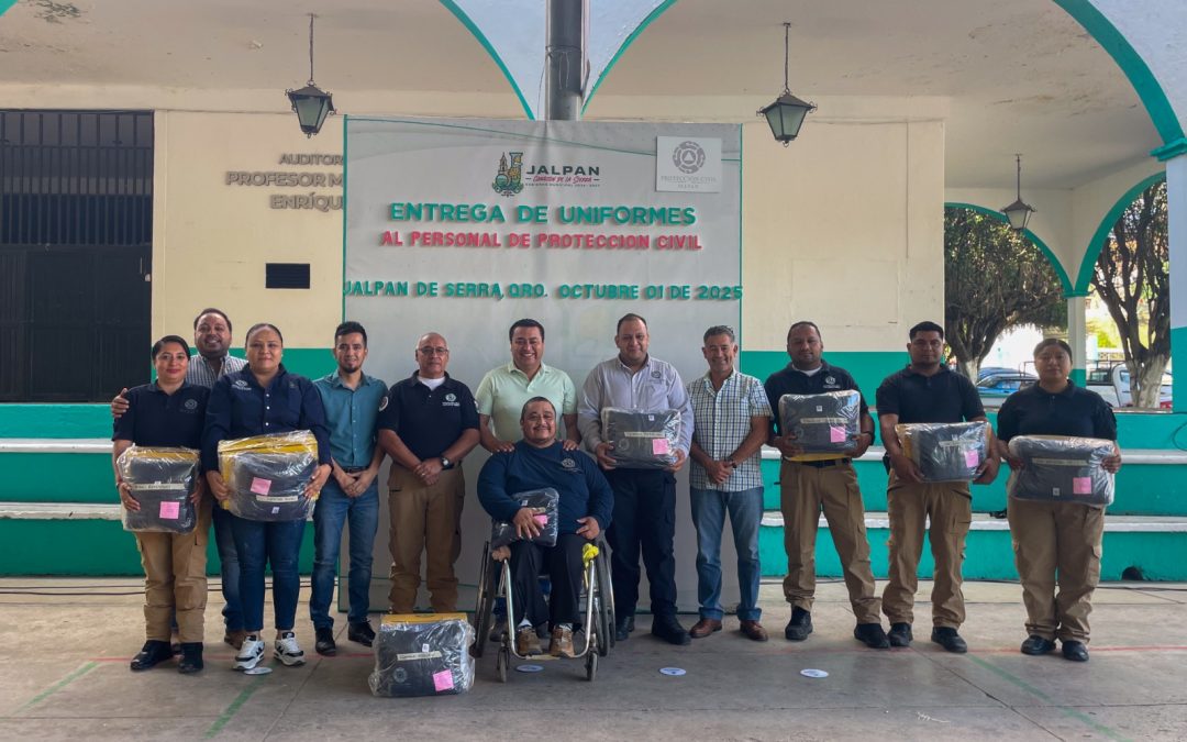 Entrega Rubén Hernández uniformes al personal de Protección Civil Municipal