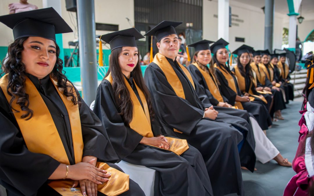 Emotiva graduación de 81 alumnos de la UCAP en Jalpan