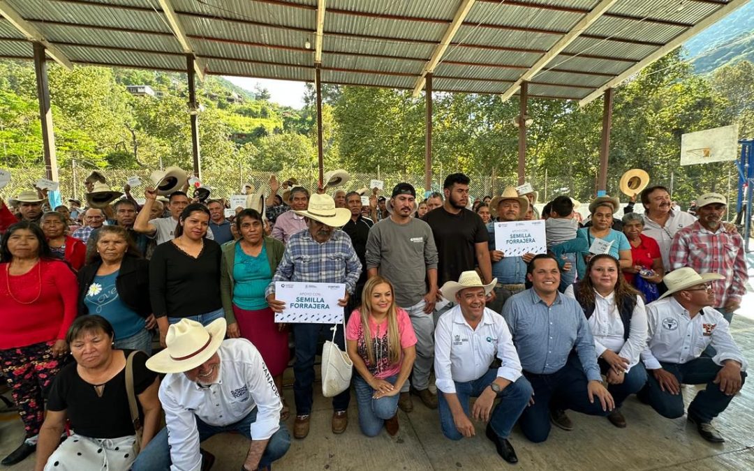 Lupita Ramirez realiza entrega de apoyos a productores agropecuarios del municipio.