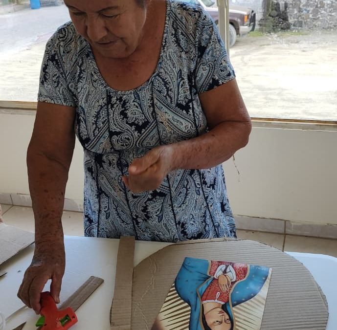 Toman taller de elaboración de coronas, mujeres arroyosequenses.