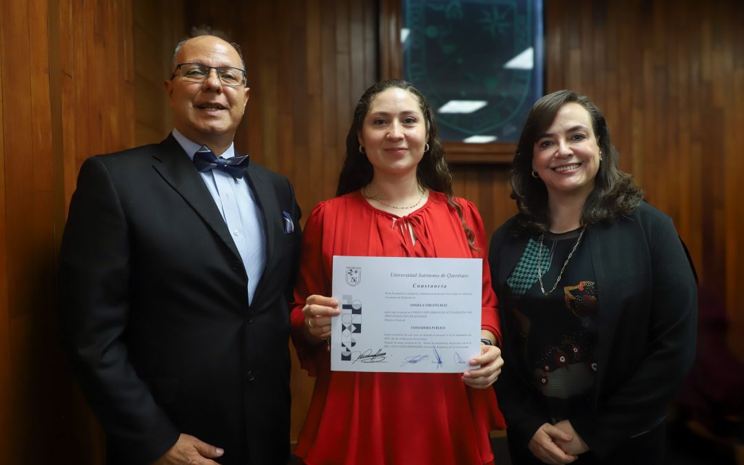 Celebra UAQ titulación de Daniela Virueña, estudiante sorda de Contaduría y Administración
