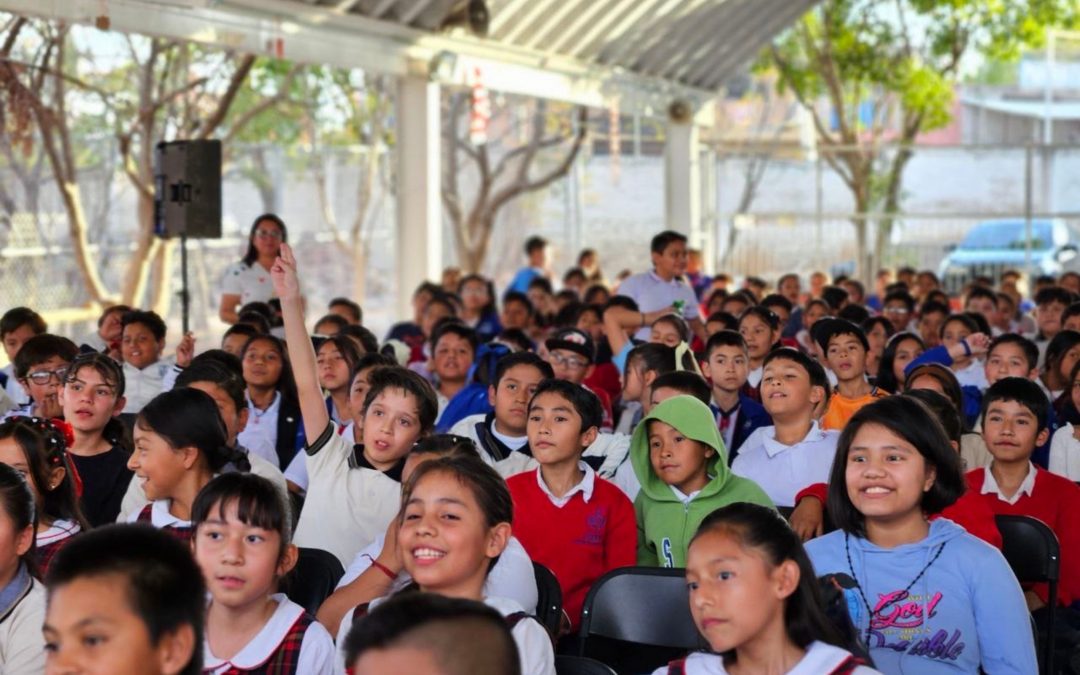 Capacita USEBEQ a padres de familia en el uso y manejo responsable de redes sociales