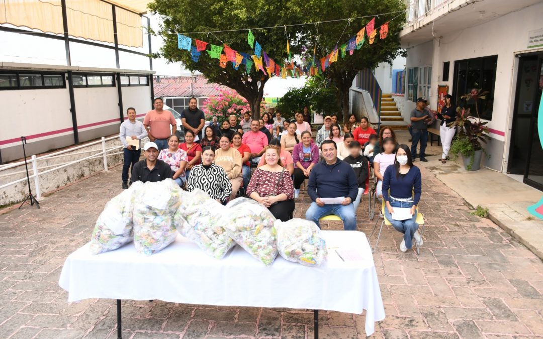 Entrega DIF Municipal más de 7 mil envoltorios para posadas navideñas en Jalpan