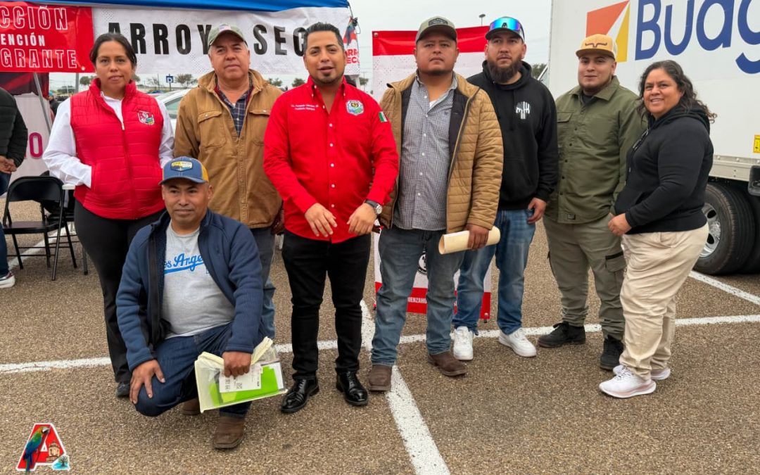 Coloca Alcalde de Arroyo Seco primera calcomanía del municipio a migrantes de la Caravana 2025