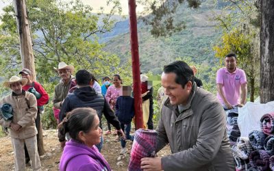 DIF Pinal de Amoles lleva sonrisas y abrigo a La Mohonera y Maby de los Reyes con la campaña “Abrigando Corazones”.
