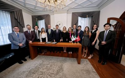 Entregan Municipio de Querétaro y Banco Santander México mil becas para fortalecer la educación financiera de jóvenes