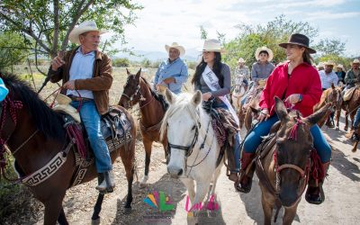 Yuni Benítez acompaña con orgullo la tradicional cabalgata de Encino Solo