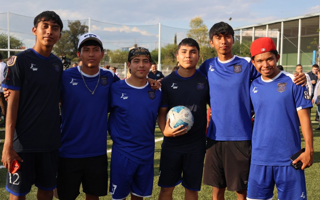 Entregan autoridades rehabilitación de cancha de futbol en El Tintero