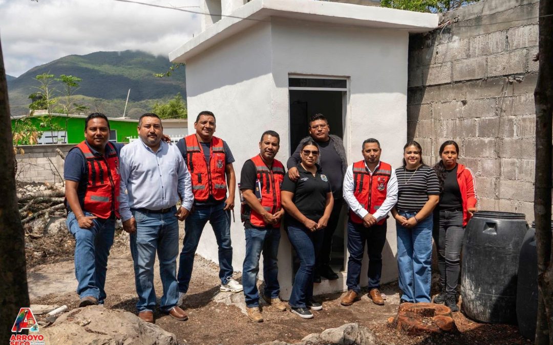 Mejores condiciones que se construyen en casa: Fernando Sánchez Gil entrega baño digno en El Riachuelo