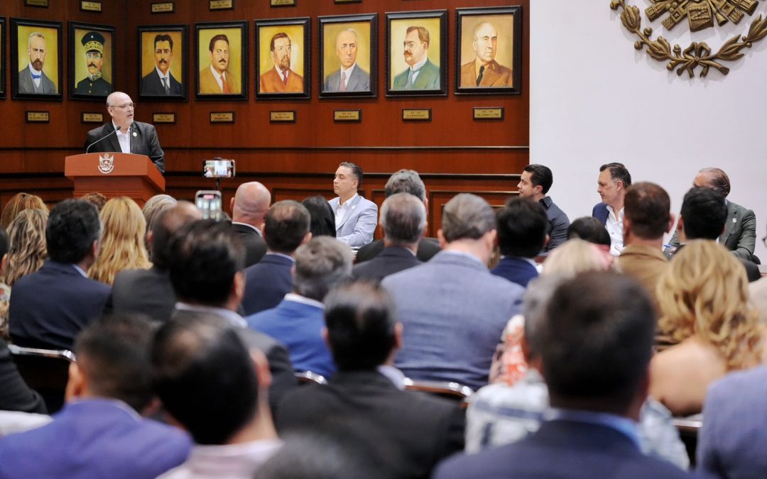 Asiste Felifer Macías a la toma de protesta de la CANACOPE Querétaro para el periodo de 2026-2027