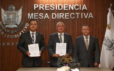 Entregan al presidente de la Mesa Directiva Iniciativa del Poder Ejecutivo estatal