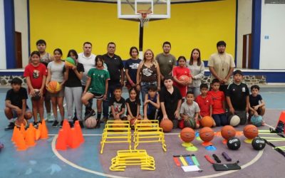Impulsan la Academia de Básquetbol de Ahuacatlán de Guadalupe con nuevo material deportivo.