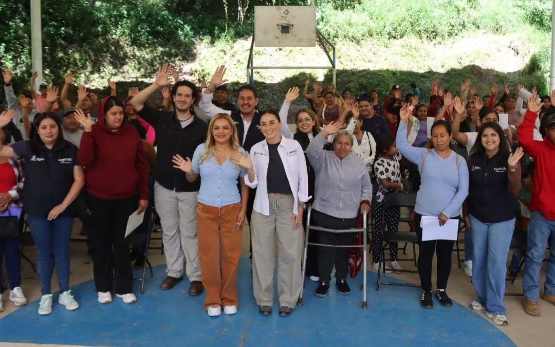Entregan enseres a familias de Llano de Huaxquilico mediante Programa de Coinversión