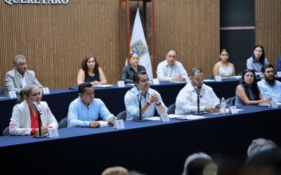 Llama Felifer Macías a fortalecer e impulsar la educación en Querétaro