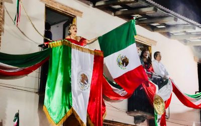 Lupita Ramírez encabeza ceremonia de Grito de Independencia en Pinal de Amoles.